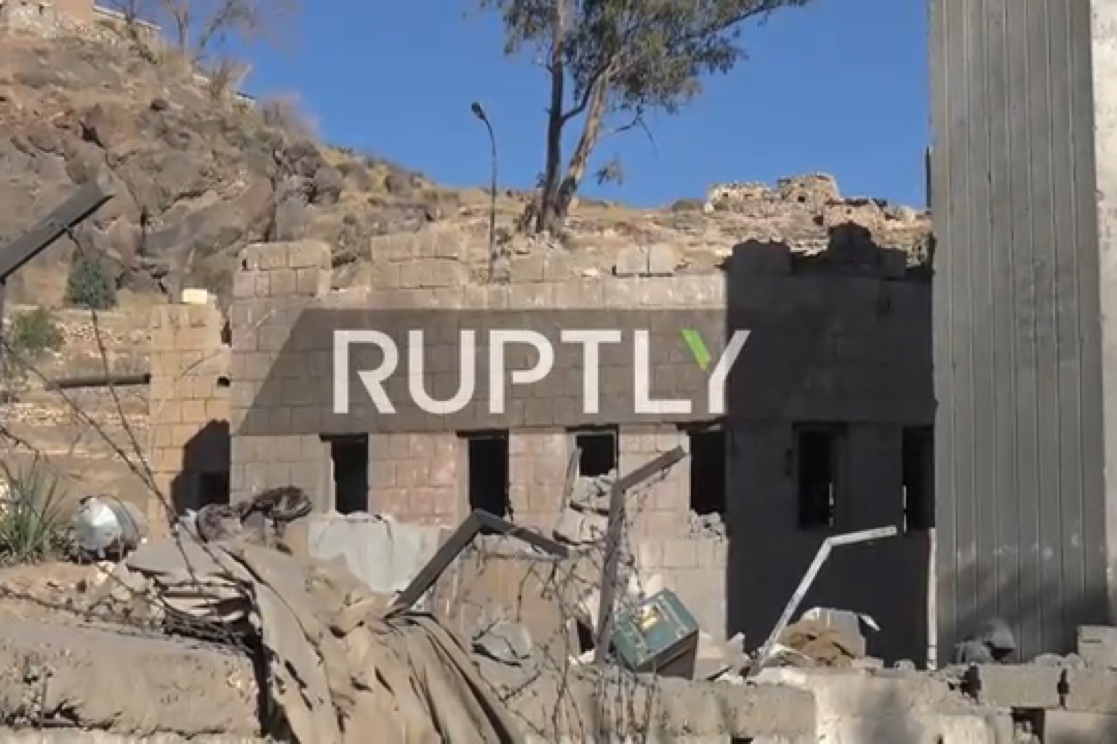 فیلم | بمباران مرکز تلویزیون صنعا توسط جنگنده‌های سعودی