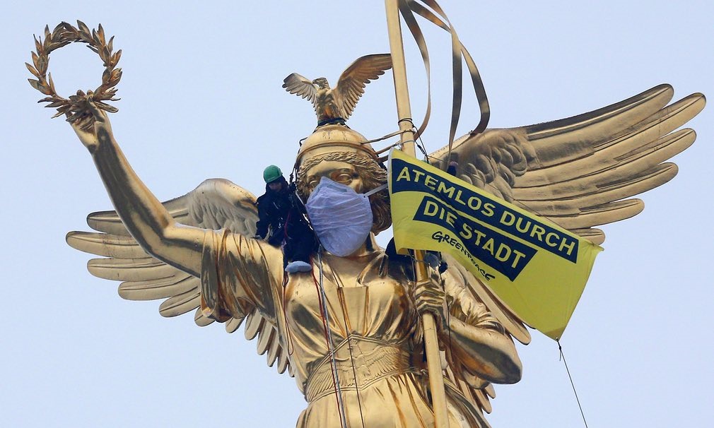 عکس | زدن ماسک بر صورت مجسمه پیروزی برلین در اعتراض به آلودگی هوا