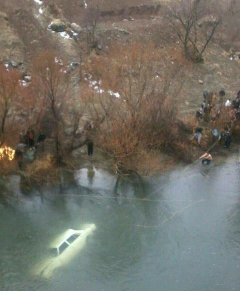 عکس | ۳ کشته در پی سقوط خودرو به رودخانه