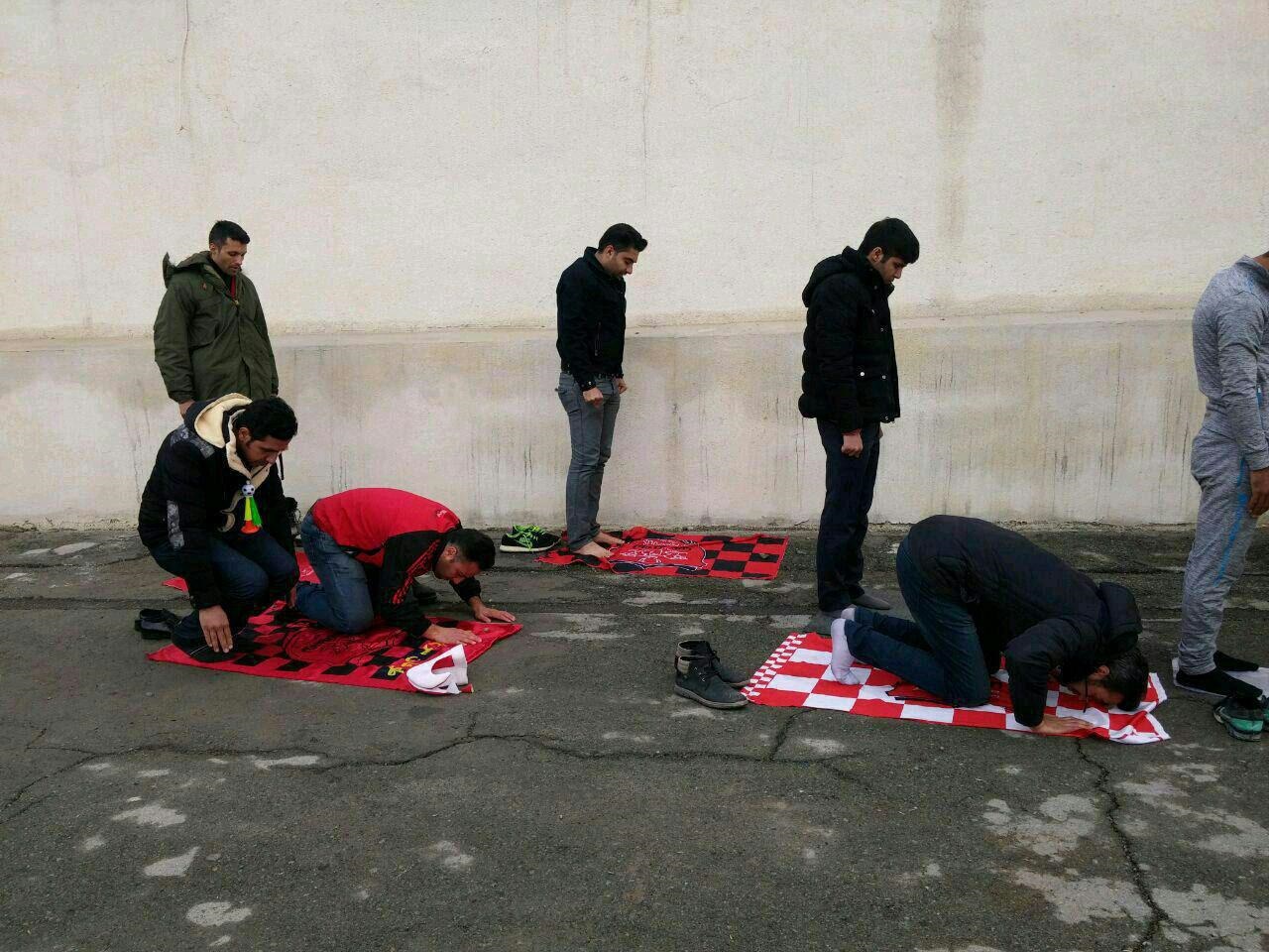 عکس | اقامه نماز تماشاگران دربی ۸۴ در ورزشگاه آزادی