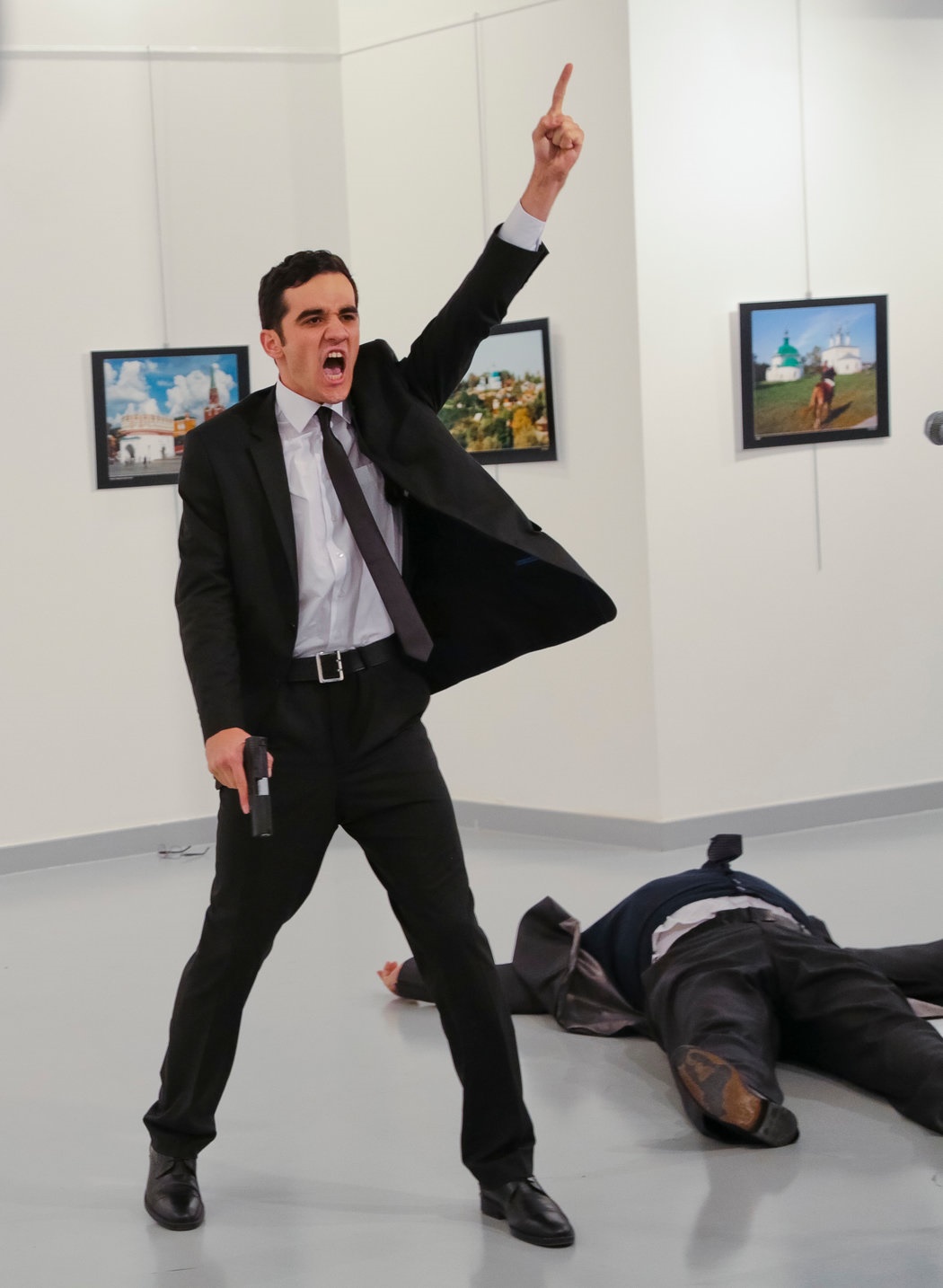 عکس | لحظه ترور سفیر روسیه در آنکارا ؛ بهترین عکس سال «ورلد پرس فوتو»