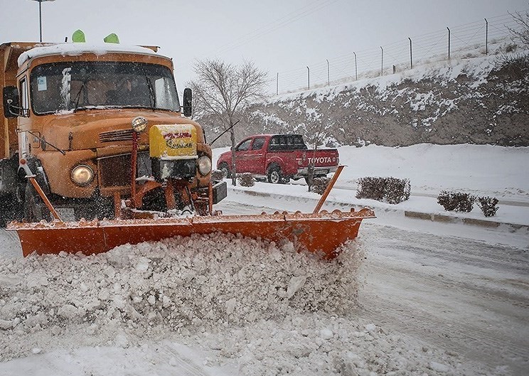 برف و باران در جاده‌های ۱۱ استان/ کولاک هم هست/ ممنوعیت تردد تریلی در محورهای برف‌گیر
