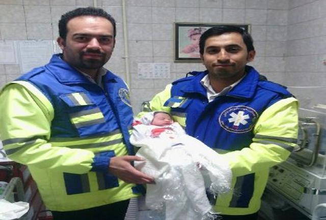 نجات ۳ مادر باردار گرفتار در برف همدان