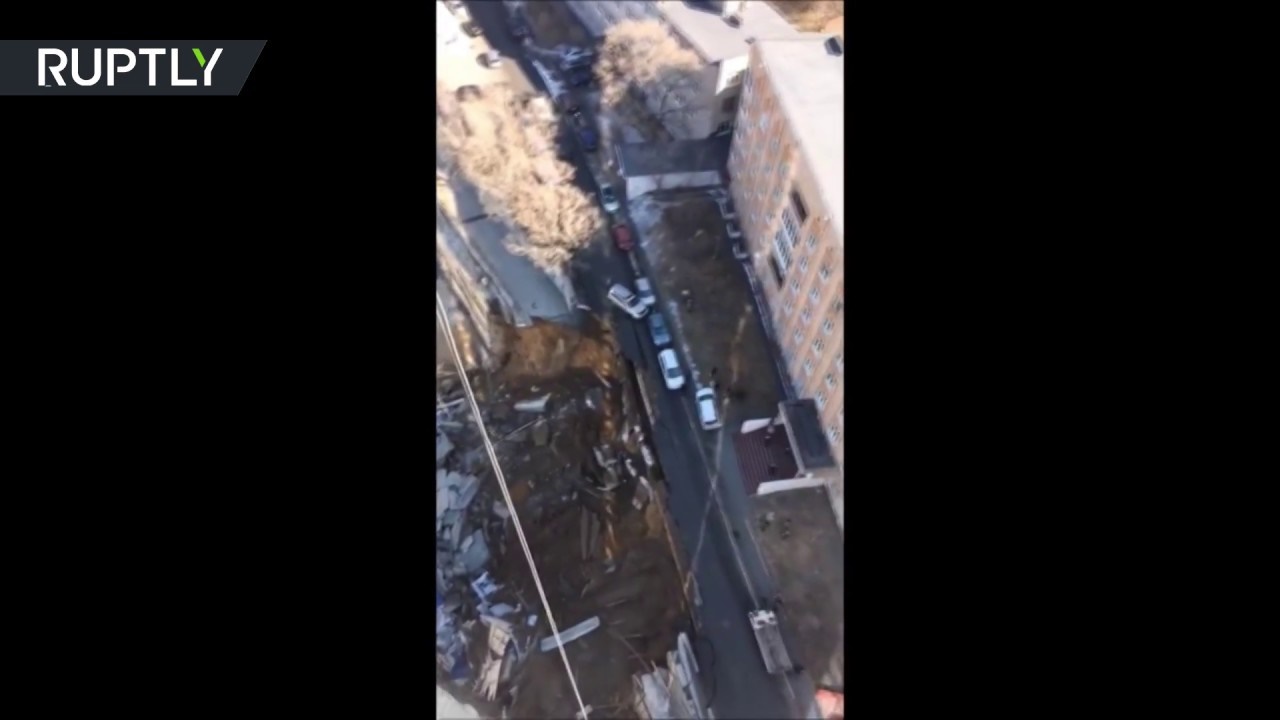 فیلم | ایجاد فروگودال ۲۰ متری در میان خیابانی در روسیه | تخلیه ساختما‌ن‌های اطراف