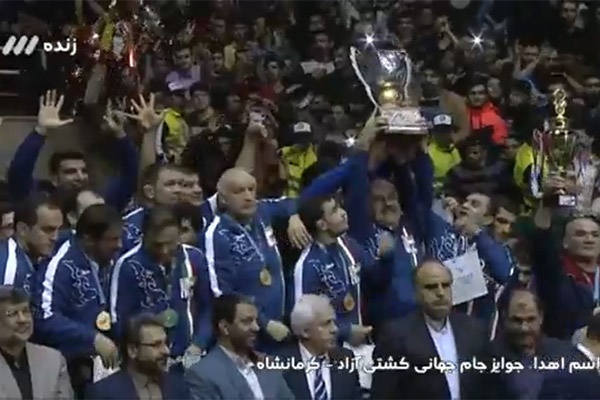 فیلم | مراسم اهدای مدال قهرمانی جام جهانی کشتی آزاد به ایران | آمریکا دوم شد