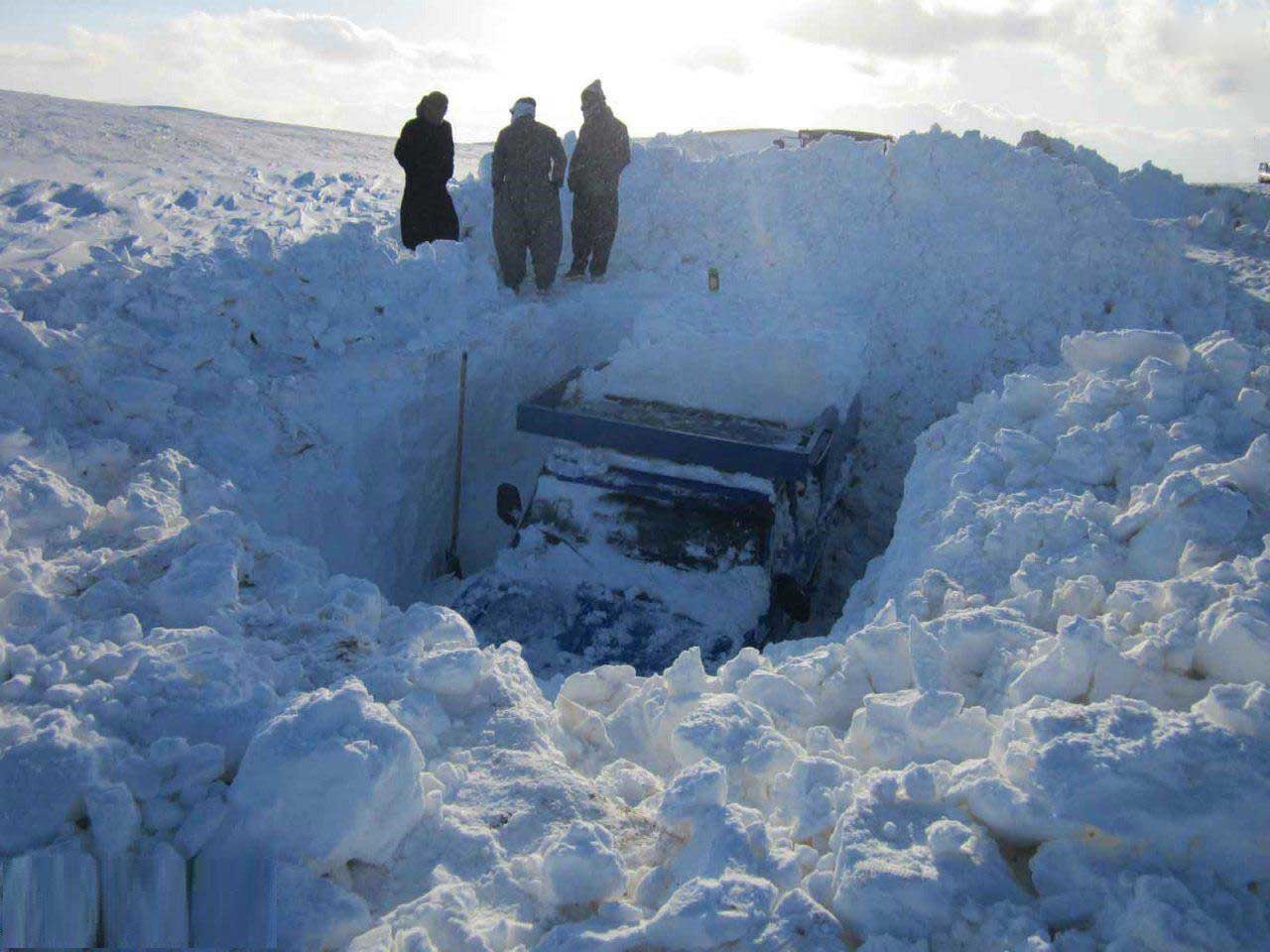 عکس | میزان برف در کردستان را ببینید | نیسان زیر برف دفن شد