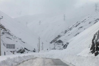 برف سنگین و کولاک جاده کرج - چالوس را مسدود کرد