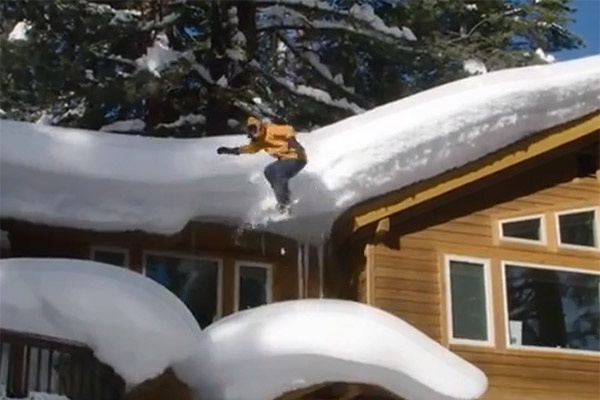 فیلم | اسکی با اسنوبرد در حیاط یک ویلای کوهستانی