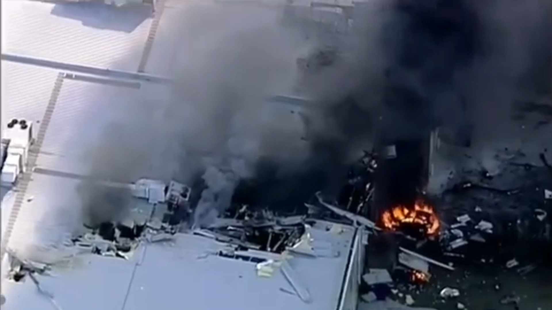 فیلم | سقوط هواپیما در مرکز خریدی نزدیک فرودگاه ملبورن