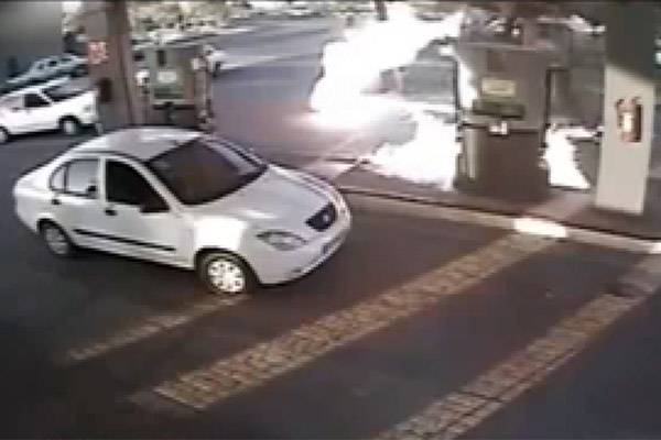 فیلم | آتش گرفتن یک مرد پس از سوخت گیری در پمپ گاز