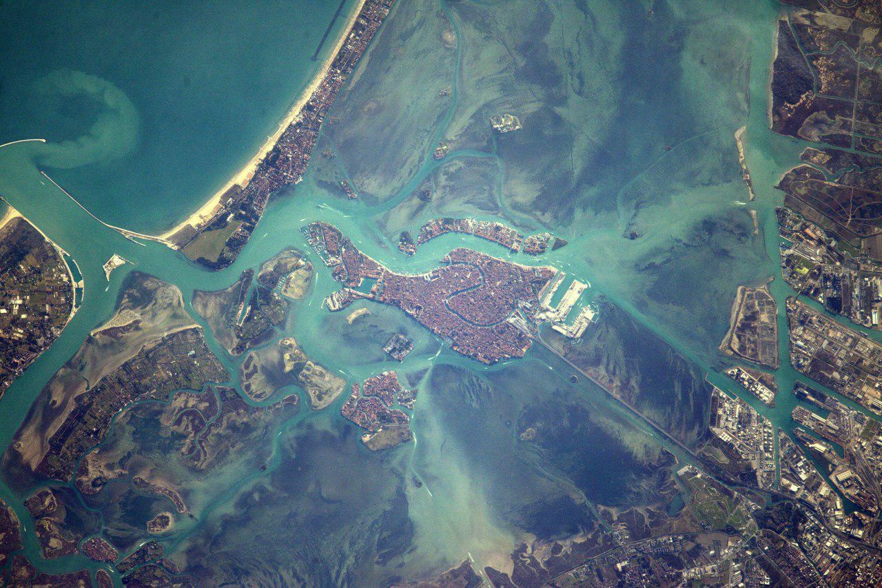 تصویر خارق‌العاده فضایی از شهر رویایی روی آب