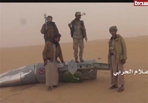 فیلم | عکس یادگاری یمنی‌ها با لاشه اف16 عربستان