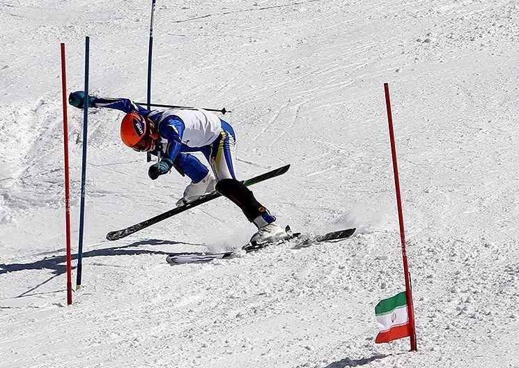 تصاویر | مسابقات اسکی در پیست تاریک دره همدان