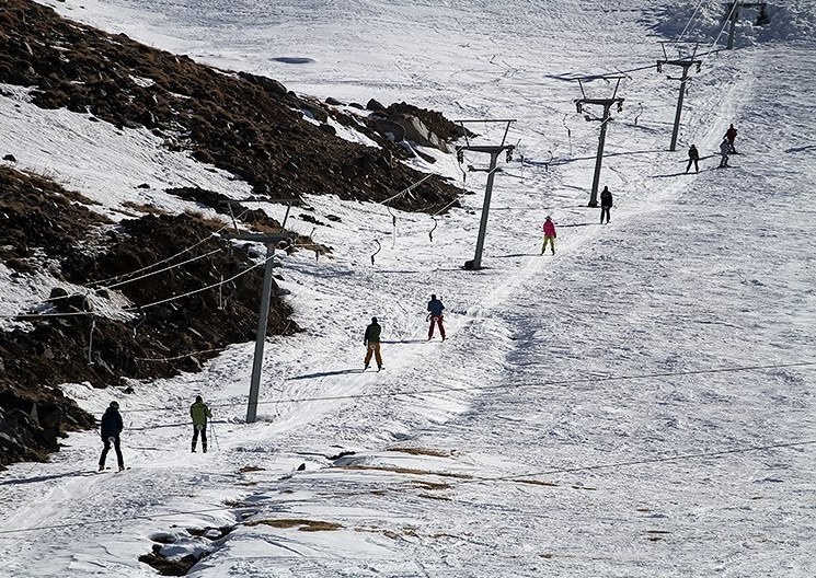 تصاویر | مسابقات اسکی در پیست تاریک دره همدان