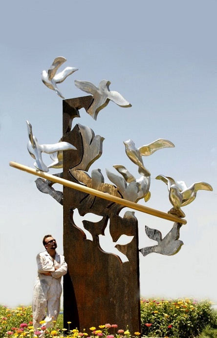 هنری که دل سنگ برایش آب می شود/ المان ها و مجسمه های شیراز را با مواد غیرماندگار می سازند