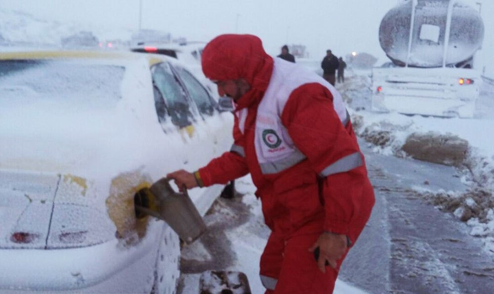 امدادرسانی هلال احمر اصفهان به ۳۲۴ مسافر گرفتار در برف