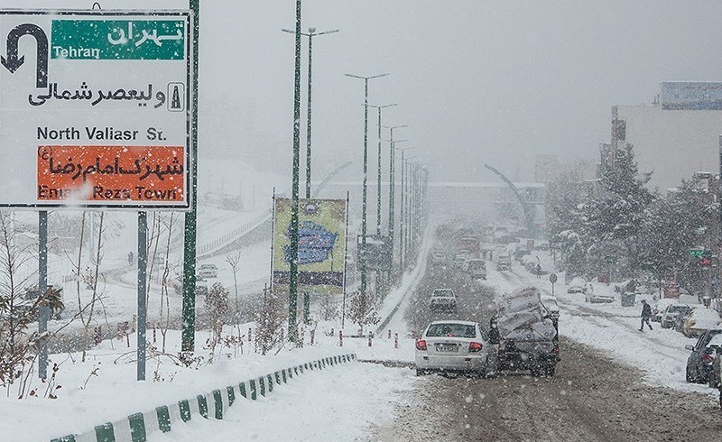 تصاویر | بارش شدید برف و کولاک در دماوند و گرفتاری مردم