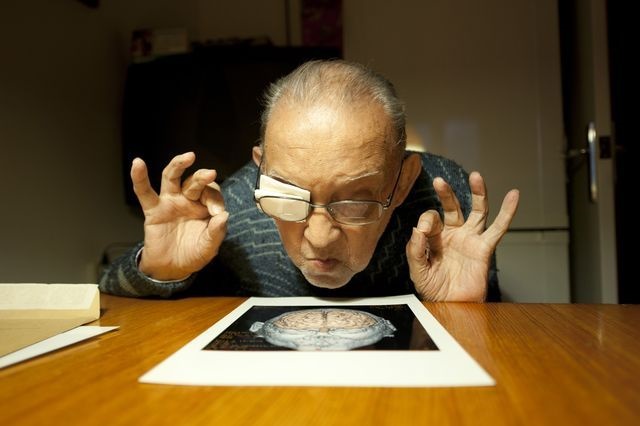 عکس روز نشنال جئوگرافیک | نگاه یک مرد به اسکن مغز انسان