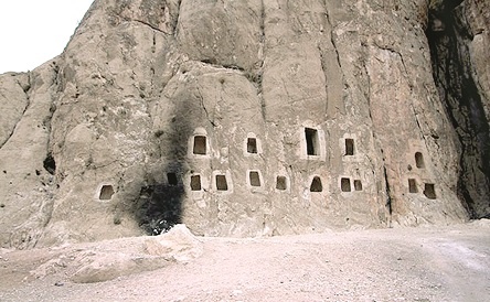 یادگارنویسی و رنگ کردن آثار تاریخی کم بود، آتش زدن هم به آن اضافه شد