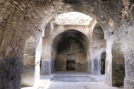 شست و شوی بنای ۱۷۰۰ ساله تنها مسجد سنگی ایران با آب فشار قوی!