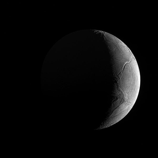 تصویر قمر زحل که احتمالا زیر سطح‌اش یک اقیانوس دارد/ عکس روز ناسا
