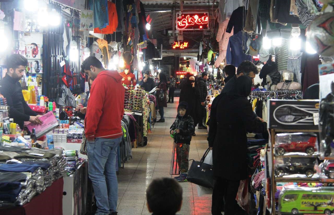 تصاویر | در حوالی نوروز | رونق بازار شب عید در آستارا