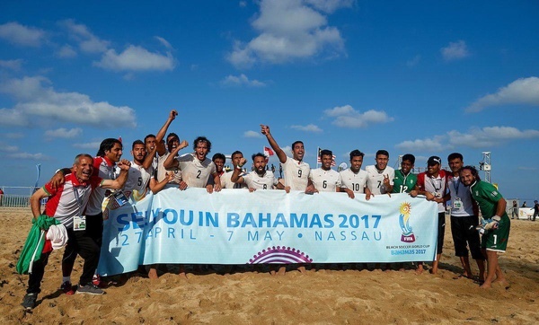 فیلم | جشن قهرمانی فوتبالیست‌های ساحلی ایران در امارات