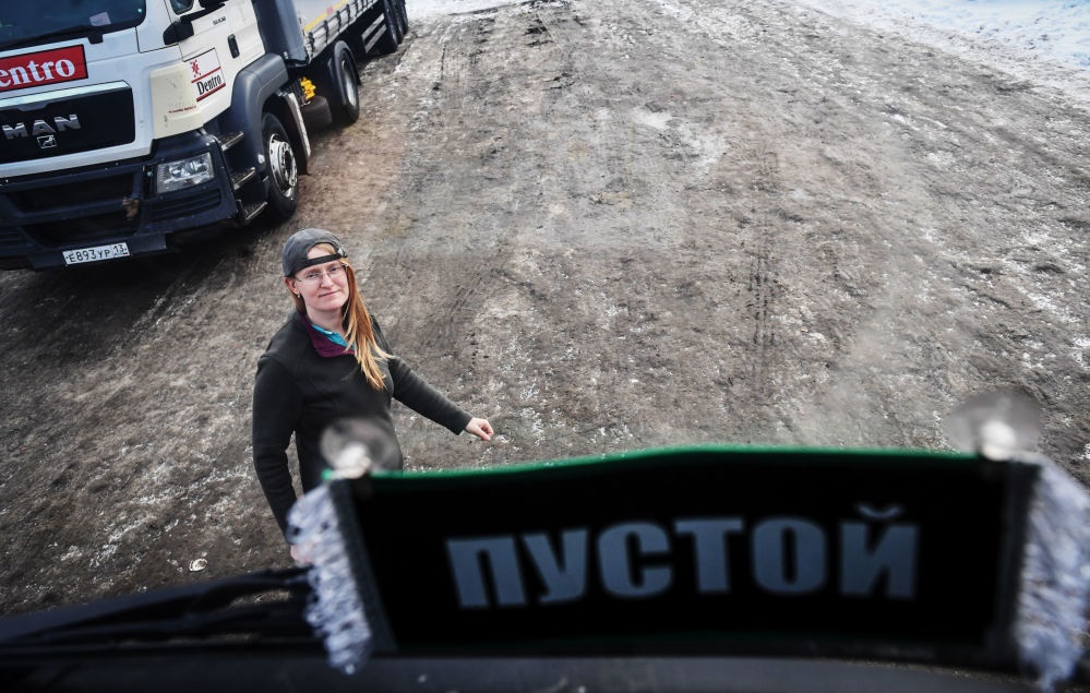 تصاویر | حرفه‌های عجیب زنان روسی؛ از چاقوسازی تا راندن تریلی 