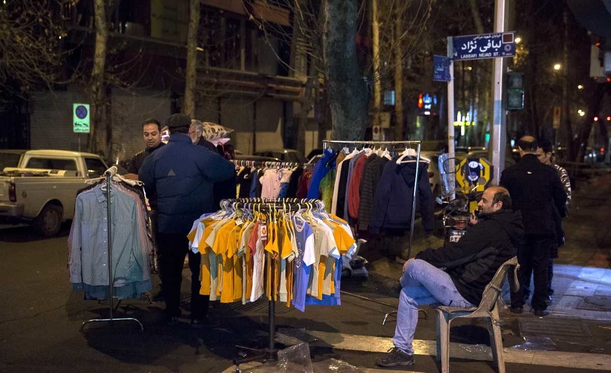 تصاویر | در حوالی نوروز | گذری از کنار دستفروشان خیابان لبافی‌نژاد