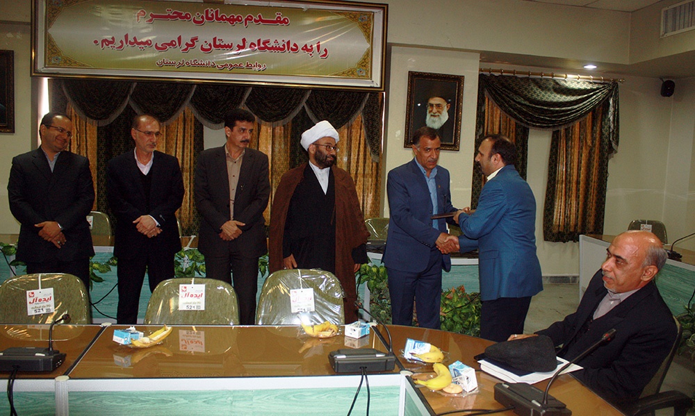 تجلیل دانشگاه لرستان از اعضای هیئت علمی و کارمندان فرزند شهید