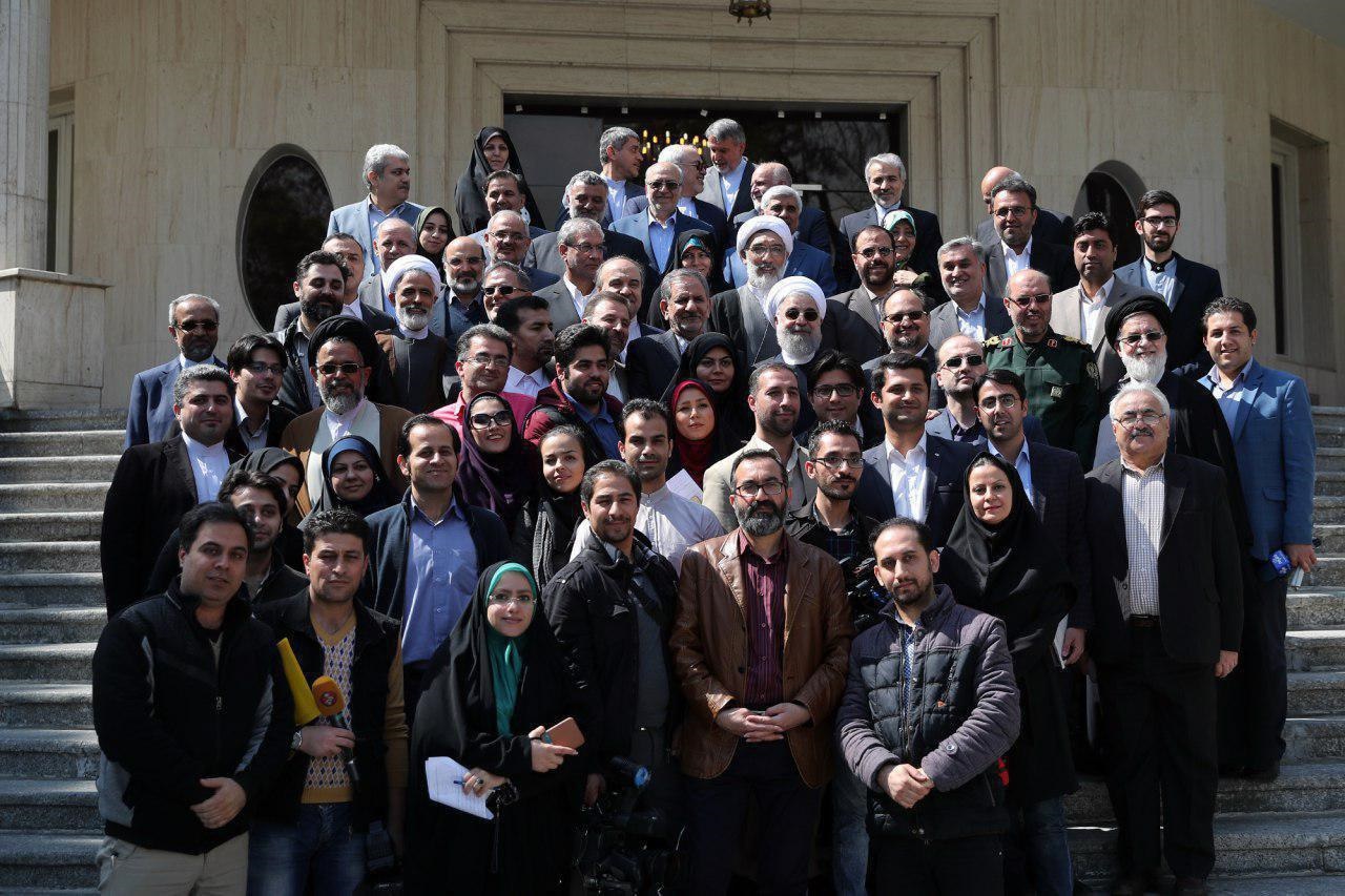 عکس یادگاری خبرنگاران با روحانی و وزیران دولت