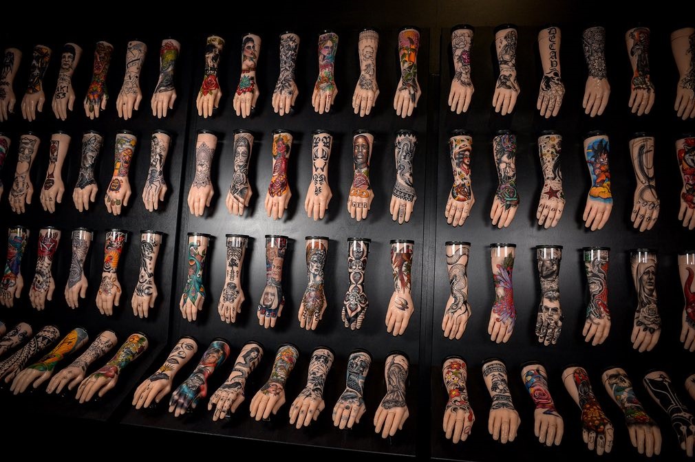 عکس | نمایشگاهی از دست‌های تتو شده در بریتانیا 