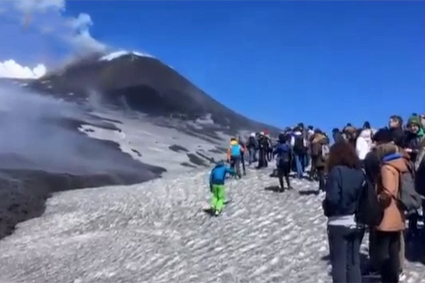 فیلم | انفجار ناگهانی آتشفشان اتنا | ۱۰ نفر مجروح شدند