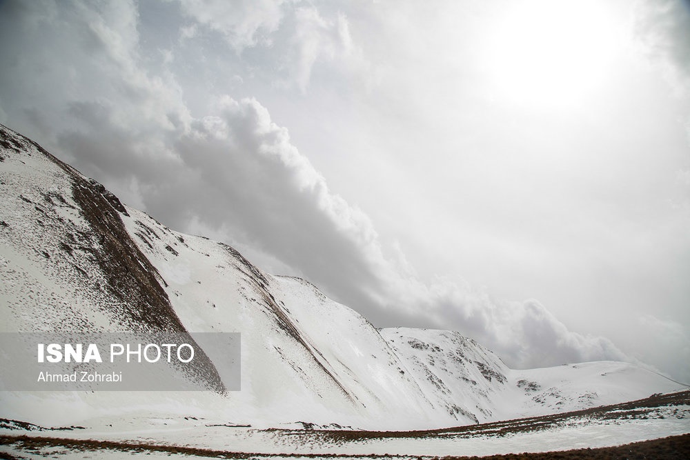تصاویر | تفریحات زمستانی روی بلندترین قله پوشیده از برف قم 