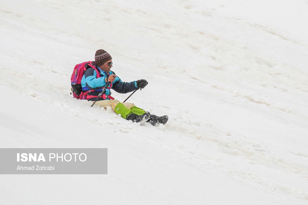 تصاویر | تفریحات زمستانی روی بلندترین قله پوشیده از برف قم 