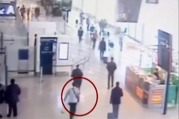 فیلم | لحظه حمله مرد مهاجم به یک افسر زن در فرودگاه پاریس