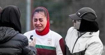 گریه دختر فوتبالیست پس از شکست تیم ملی