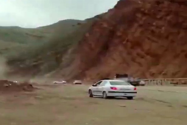 فیلم | لحظه شوکه کننده سقوط سنگ در جاده جم فیروزآباد