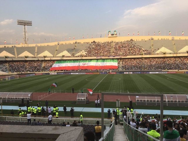 نمایش بزرگترین پرچم ایران در بازی با چین
