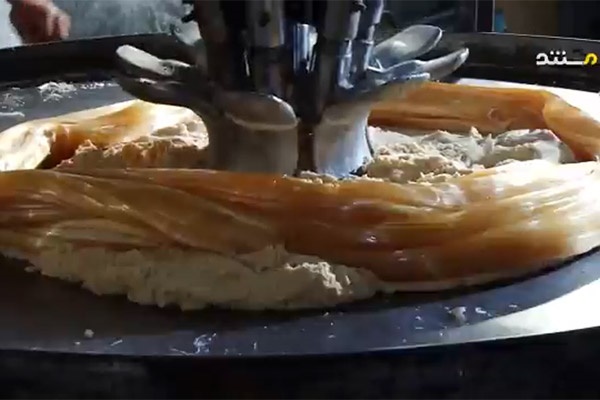 فیلم | مراحل دیدنی درست کردن پشمک در یک قنادی سنتی در یزد