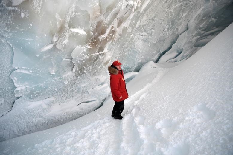 عکس | گردش ولادیمیر پوتین در غار یخی مجمع‌الجزایر «فرانز جوزف»