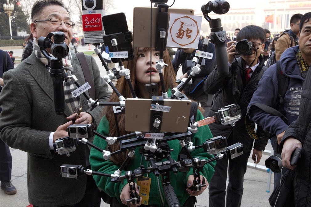 عکس | پوشش خبری متفاوت و عجیب خبرنگار چینی از نشست رهبران چین