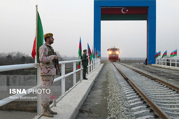 عکس | لحظه ورود اولین قطار مسافربری از کشور آذربایجان به ایران