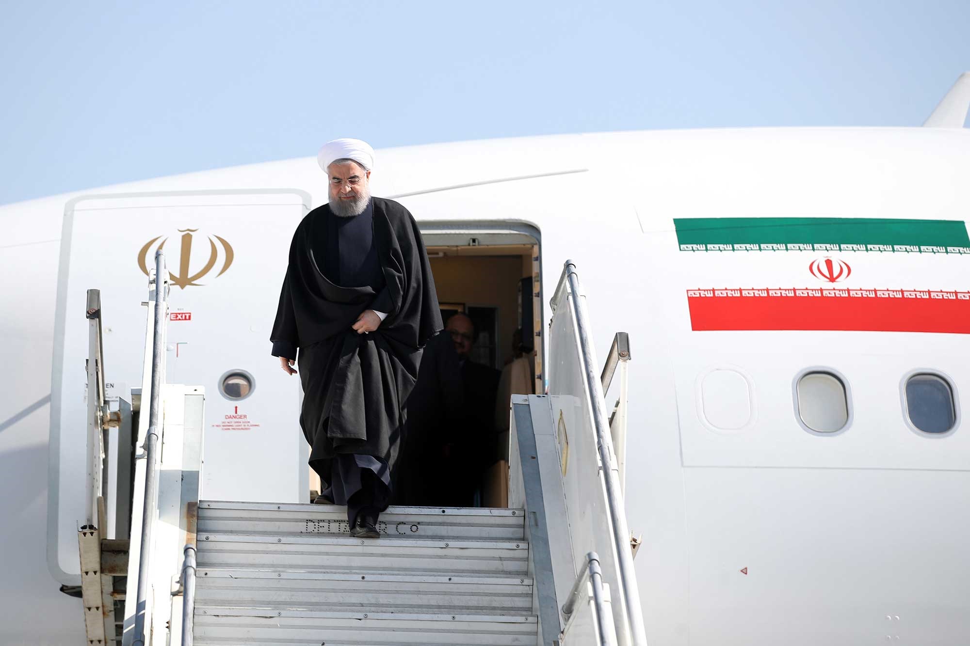تصاویر | لحظه پیاده شدن روحانی از هواپیما در فرودگاه مشهد