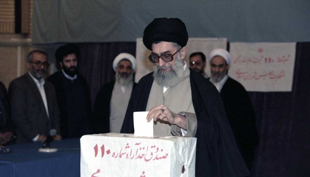 عکس | ۲۱سال پیش در چنین روزی | رهبر انقلاب و آیت‌الله هاشمی پای صندوق رأی 