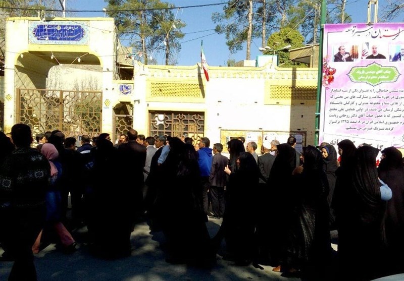 تجمع کارگران پارسیلون همراه با همسر و فرزندان در استانداری 
