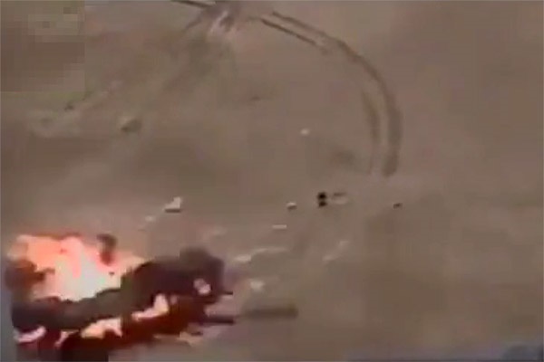 فیلم | لحظه‌ای که یک داعشی هدف جنگنده عراقی شد
