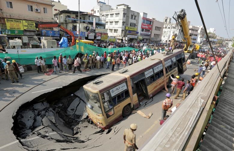 عکس | نشست خیابان در هند و به دام افتادن اتوبوس