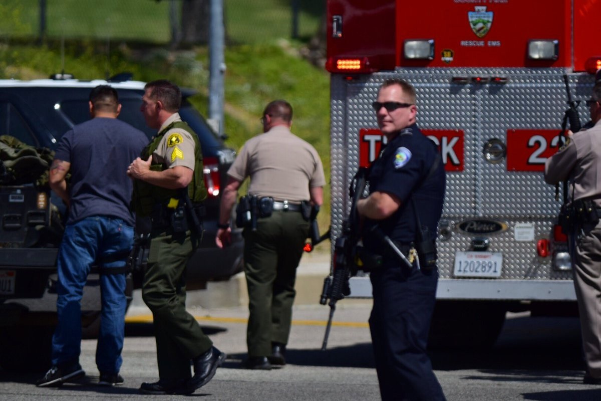 نخستین تصاویر از تیراندازی در یکی از مدارس کالیفرنیا | ۲ نفر کشته شدند