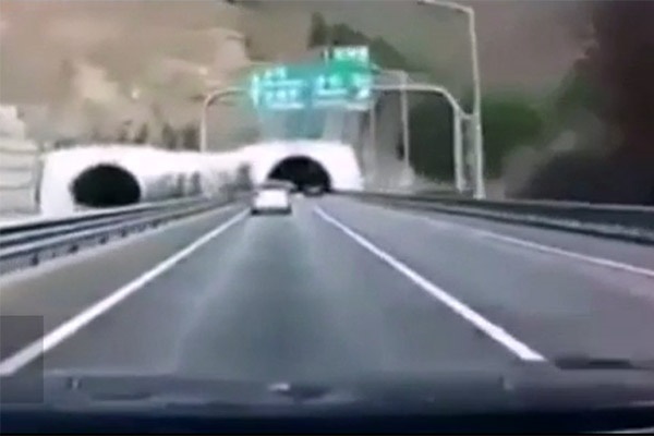 فیلم | برخورد شدید ۳ خودرو بر اثر بی‌دقتی یک راننده